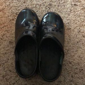 Metallic clogs